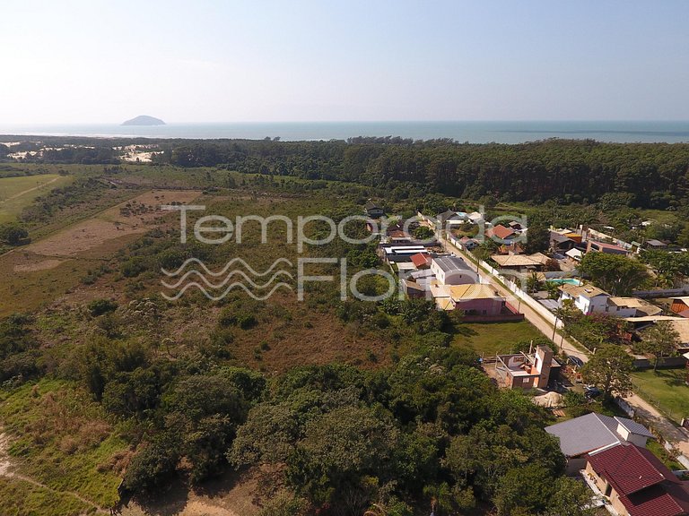 The bungalow is located next to nature, surrounded by enviro