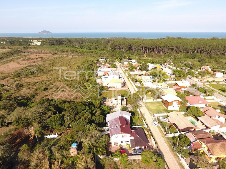 The bungalow is located next to nature, surrounded by enviro