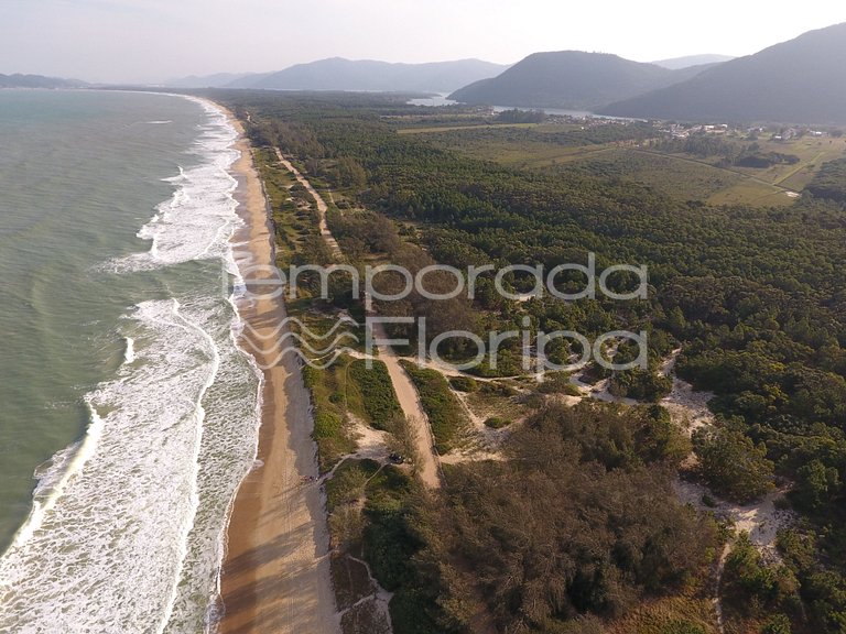 The bungalow is located next to nature, surrounded by enviro