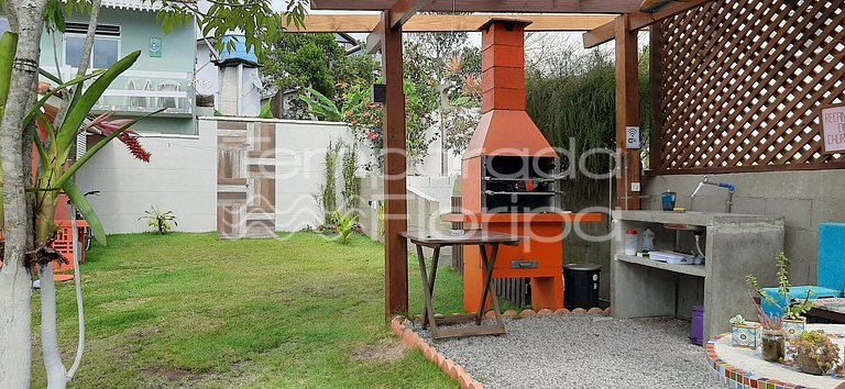 The bungalow is located next to nature, surrounded by enviro